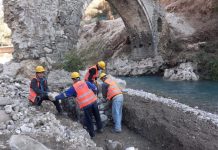FOTO/ Objekti mbi 200 vjeçar, drejt përfundimit restaurimi i Urës së Kurcajt