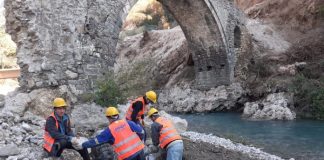 FOTO/ Objekti mbi 200 vjeçar, drejt përfundimit restaurimi i Urës së Kurcajt