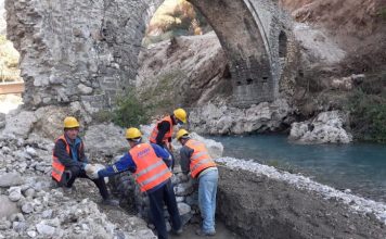 FOTO/ Objekti mbi 200 vjeçar, drejt përfundimit restaurimi i Urës së Kurcajt