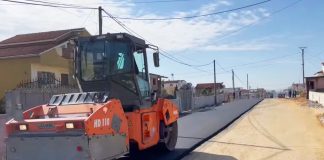 FOTOT/ Drejt përfundimit rikonstruksioni i një tjetër rruge në Lushnje