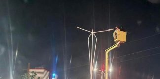 FOTOT/ Vendosen shtylla ndriçimi në autostradën Tiranë-Durrës