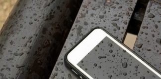 KESHILLA/ Çfarë duhet të bëni dhe çfarë jo nëse ju bie telefoni në ujë