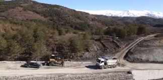 FOTOT/ Vijojnë punimet në aksin rrugor Korçë-Ersekë, qytetet afrohen me 20 minuta