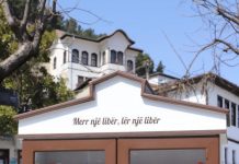 Biblioteka në natyrë, një mundësi për qytetarët e apasionuar pas leximit në Berat