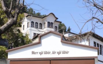 Biblioteka në natyrë, një mundësi për qytetarët e apasionuar pas leximit në Berat