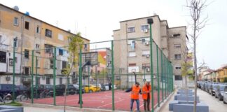 FOTOT/ Nxitja e sportit, ndërtohet një fushë e re basketbolli në Tiranë