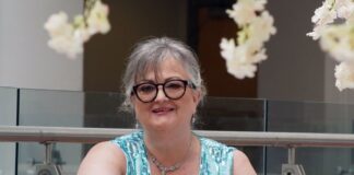 Gruaja që ka dhuruar mbi 70 milionë paund dhe që refuzon të jetojë në luks