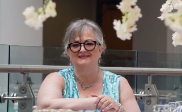 Gruaja që ka dhuruar mbi 70 milionë paund dhe që refuzon të jetojë në luks