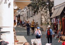FOTOT/ Turistët gjallërojnë kalldrëmet e gurta të qytetit të Gjirokastrës, ja shifrat