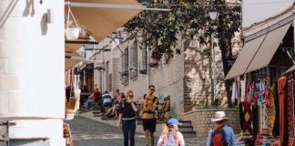 FOTOT/ Turistët gjallërojnë kalldrëmet e gurta të qytetit të Gjirokastrës, ja shifrat