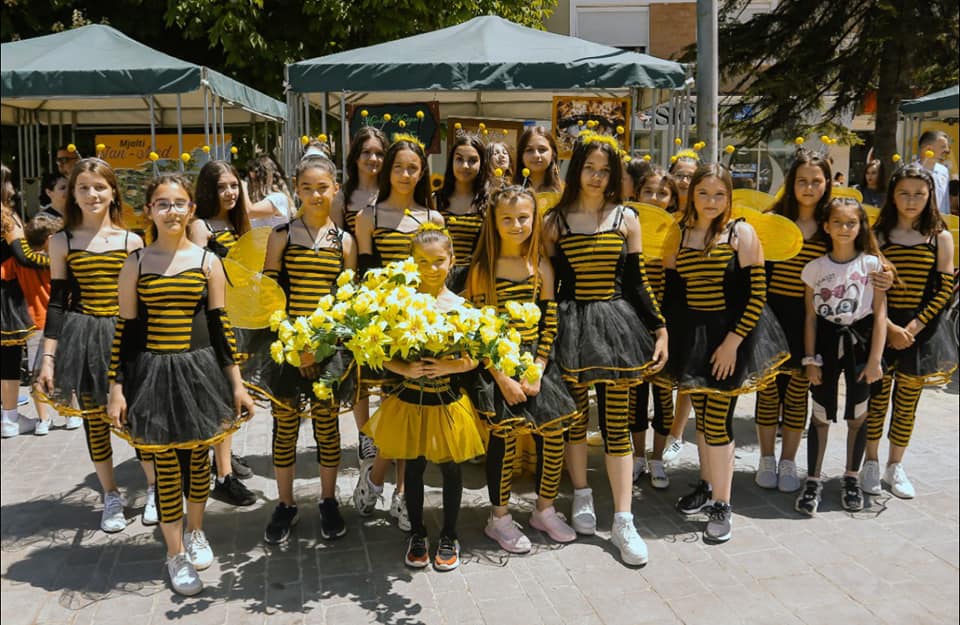FOTOT/ Bletët vallëzojnë në qytet, Korça feston festën e mjaltit