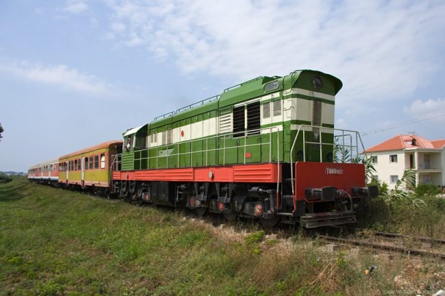 Rehabilitimi i linjës hekurudhore Tiranë-Durrës, miratohen 2 marrëveshje