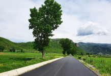 FOTOT/ Drejt përfundimit asfaltimi i rrugës Përmet-Çarshovë