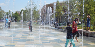 Temperaturat e larta, ekspertët këshillojnë: Ja si t’i mbroni fëmijët