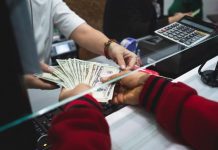 Rekordi/ Emigrantët nuk harrojnë familjet, ja sa milionë euro sollën