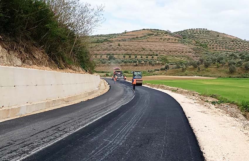 Drejt përfundimit rikonstruksioni i rrugës Roskovec – Poshnjë