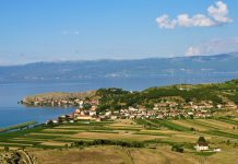 FOTOT/ Lini, mrekullia shqiptare ku ndërthuren natyra me historinë