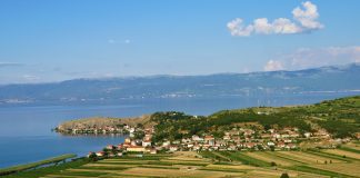 FOTOT/ Lini, mrekullia shqiptare ku ndërthuren natyra me historinë