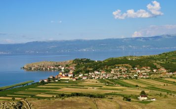FOTOT/ Lini, mrekullia shqiptare ku ndërthuren natyra me historinë