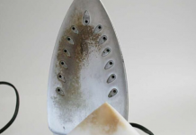 Ju janë ngjitur rrobat në hekurin tuaj? Një mënyrë e thjeshtë si mund ta pastroni