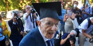 Kurrë nuk është vonë/ 98 vjeçari merr diplomën e dytë brenda pak vitesh