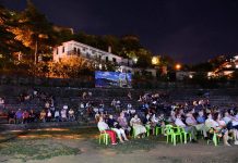 Rikthehet “Kinemaja shëtitëse”, qytetarët shohin filma në natyrë