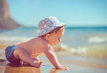 KESHILLA/ Flasin mjekët: Në çfarë moshe mund të lahet një fëmijë në det