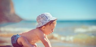 KESHILLA/ Flasin mjekët: Në çfarë moshe mund të lahet një fëmijë në det