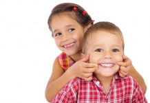 Ju mungon shkëlqimi? 2 përbërësit natyral që iu duhen për t’i bërë dhëmbët xixë