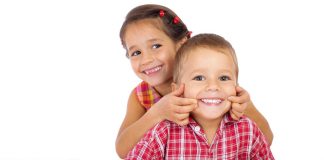 Ju mungon shkëlqimi? 2 përbërësit natyral që iu duhen për t’i bërë dhëmbët xixë