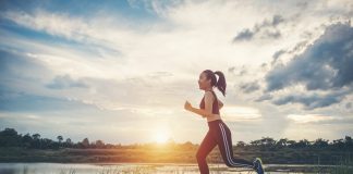 Kur janë më efektive ushtrimet fizike, para apo pas mëngjesit?