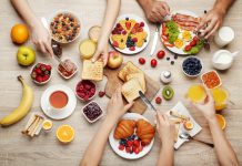 Nga fëmijët tek të moshuarit, çfarë duhet të hamë në mëngjes