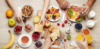 Nga fëmijët tek të moshuarit, çfarë duhet të hamë në mëngjes