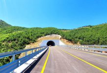 Firmoset marrëveshja për financimin e Qukës-Qafë Plloçë, shkurtohet me 1 orë udhëtimi nga Tirana në Korçë