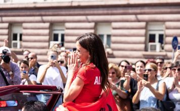 “Doja t’i tregoja Evropës që edhe ne mundemi”/ 100 milionë lekë për vajzën e artë, Luiza Gega pritet ngrohtësisht nga shqiptarët