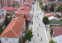 Erseka ndryshon pamje/ Shëtitore e re me gurë, e ndarë nga vijë ujore që rrjedh përmes saj (FOTOT)