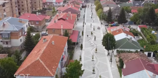 Erseka ndryshon pamje/ Shëtitore e re me gurë, e ndarë nga vijë ujore që rrjedh përmes saj (FOTOT)