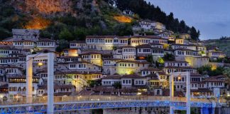 Duart e ustallarëve po qëndisin Mangalemin e Beratit