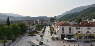 FOTOT/ Përmeti mahnitës, destinacioni i preferuar i turistëve vendas dhe të huaj