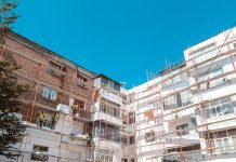 FOTO/ Nis puna për rivitalizimin e fasadave të pallateve të vjetra në Korçë