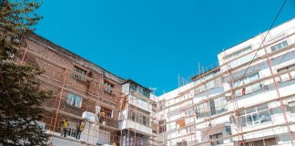 FOTO/ Nis puna për rivitalizimin e fasadave të pallateve të vjetra në Korçë