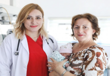 Lajm i bukur në Tiranë, 52 vjeçarja bëhet nënë për herë të parë