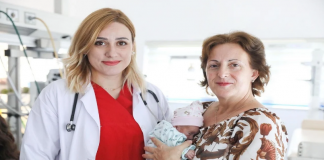 Lajm i bukur në Tiranë, 52 vjeçarja bëhet nënë për herë të parë
