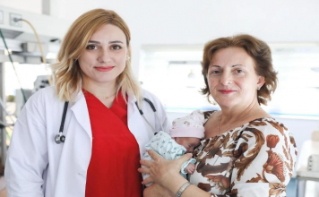 Lajm i bukur në Tiranë, 52 vjeçarja bëhet nënë për herë të parë
