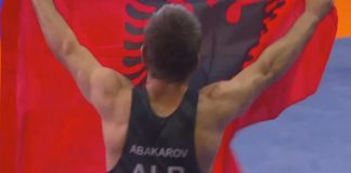 Moment historik/ Shqipëria kampione bote, medalje ari për mundjen shqiptare