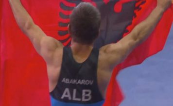 Moment historik/ Shqipëria kampione bote, medalje ari për mundjen shqiptare