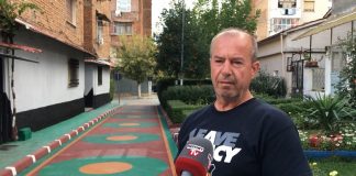 VIDEO/ Korçari vullnetar bën lagjen e tij “xixë”, pikturon rrugët dhe mbjell lule: E bëj me shpenzimet e mia