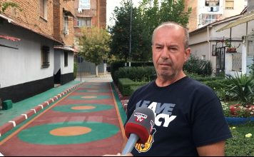 VIDEO/ Korçari vullnetar bën lagjen e tij “xixë”, pikturon rrugët dhe mbjell lule: E bëj me shpenzimet e mia