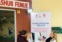 Doktoresha siguron pajisjen, fëmijët e kopshteve në Tiranë kontroll falas të syve