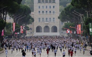 “Fun Run Tirana”, qindra nxënës të shkollave 9-vjeçare dhe të mesme mbushin bulevardin